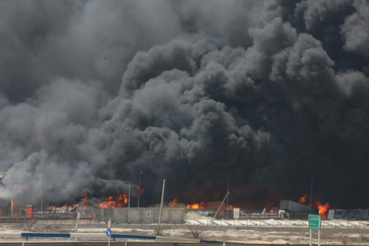 Photo fournie par le Croissant rouge iranien, le 28 avril 2025, de l'immense incendie qui ravage le port de Shahid RajaÏ depuis deux jours, dans la province dd'Hormozgan, en Iran ( Croissant rouge iranien / - )