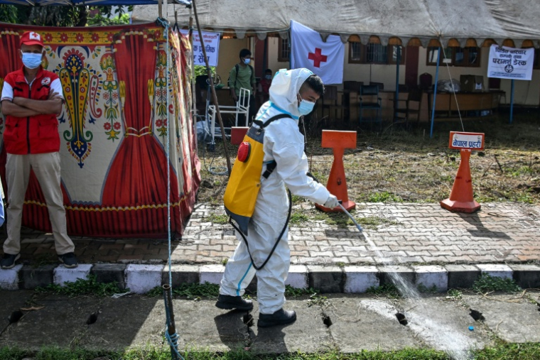 Un employé désinfescte les abords de la morgue de Bharatpur, au Népal, le 30 août 2026 ( AFP / PRAKASH MATHEMA )