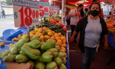 Des clients dans un marché de Mexico