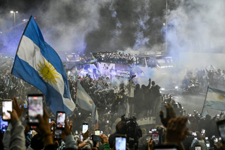 Les Argentins fêtent les finalistes du Mondial, sans Messi ni De Paul