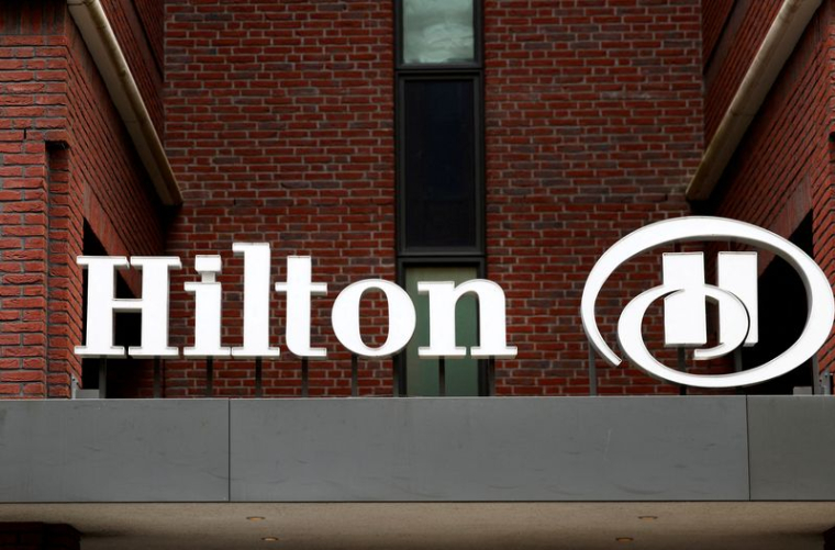 Le logo Hilton est visible sur un hôtel Hilton à La Haye