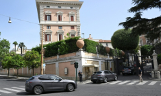 AUn convoi transportant une délégation arrive à l'ambassade des États-Unis à Rome, le 14 juillet 2026, pour le premier jour de pourparlers entre les délégations libanaise et israélienne ( AFP / Andreas SOLARO )