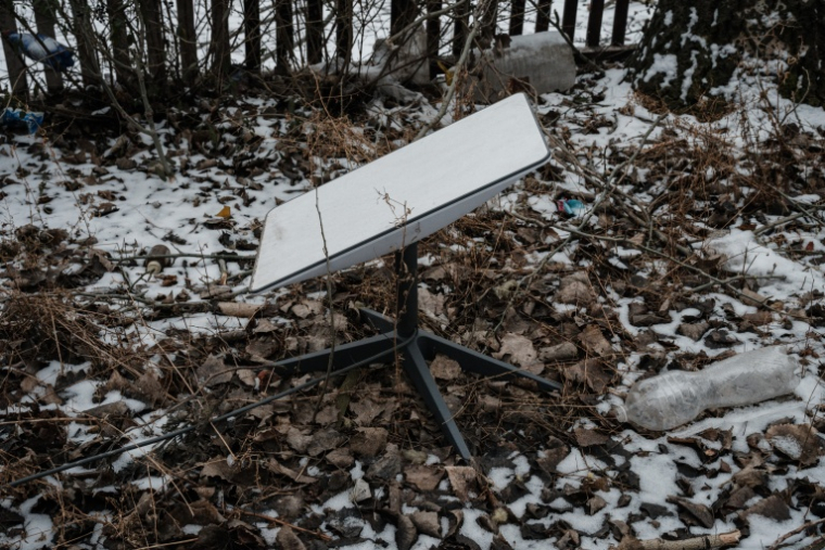Le système de connexion Internet par satellite Starlink utilisé par les militaires ukrainiens est visible à Bakhmout, dans l'est de l'Ukraine, le 1er février 2023 ( AFP / YASUYOSHI CHIBA )