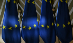 Des drapeaux de l'Union européenne, à Bruxelles, le 13 mai 2025 ( AFP / Nicolas TUCAT )