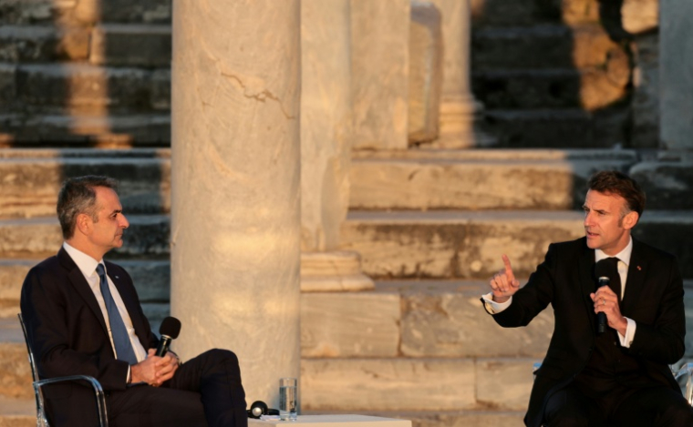 Le Premier ministre grec Kyriakos Mitsotakis (g) et le président français Emmanuel Macron lors d'un événement à l'Agora romaine d'Athènes, le 24 avril 2026 en Grèce ( AFP / Ludovic MARIN )