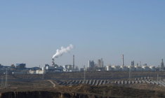 Des panneaux devant les usines du parc industriel de Jinjie, à Shenmu