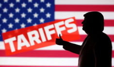 Illustration d'un modèle miniature du président américain Donald Trump, le drapeau américain et le mot "Tarifs"