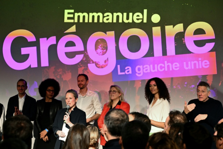 Lucie Castets (c), ex-candidate de la gauche à Matignon, lors d'une réunion de la Gauche unie à Paris, le 14 janvier 2026 ( AFP / Martin LELIEVRE )
