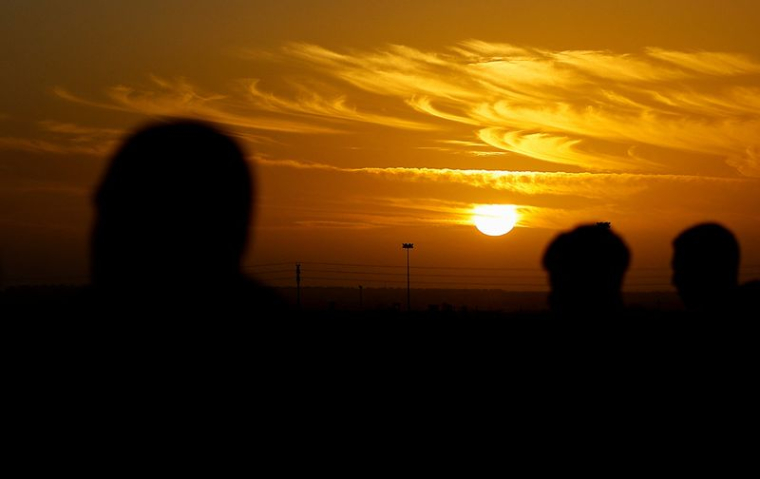 Photo du soleil couchant alors que les militants du Hamas devraient libérer les otages capturés par le Hamas