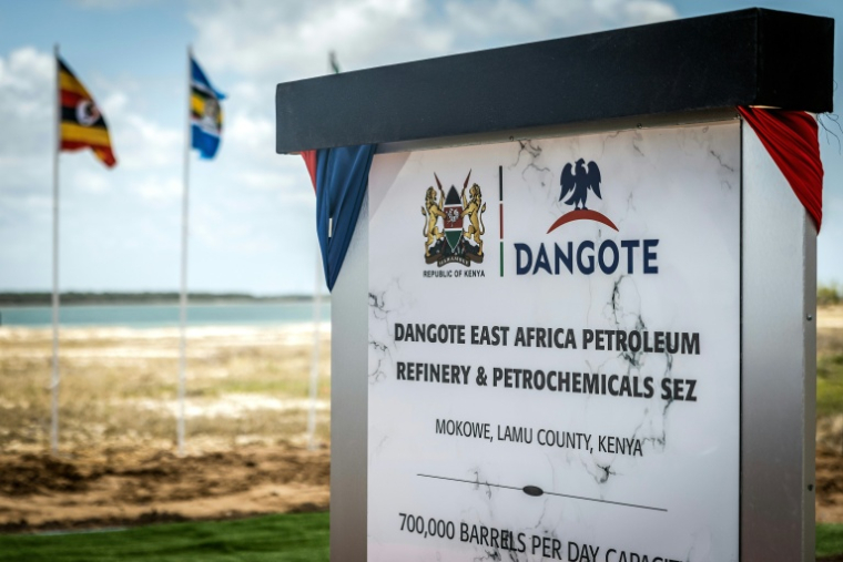 Plaque commémorant la pose de la première pierre de la raffinerie pétrolière Dangote au port de Lamu, au Kenya, le 30 septembre 2026A general view of a ceremonial inauguration plaque during the groundbreaking ceremony of the Dangote East Africa Petroleum Refinery at Lamu Port in Kililana, Lamu West, on September 30, 2026. Africa's richest broke ground on a new $16-billion mega-refinery in Kenya on Wednesday, saying it marked a "new chapter in Africa's industrial journey". Aliko Dangote created Africa's biggest oil refinery in his native Nigeria and the east African version at the port of Lamu will have a capacity of 700,000 barrels per day -- larger than any in Europe.  The project, which aims for completion within 30 to 40 months, has already faced a lawsuit from a local community over land rights. A court ruling published on Monday said the ground-breaking could go ahead, but the case will continue. ( AFP / Luis TATO )