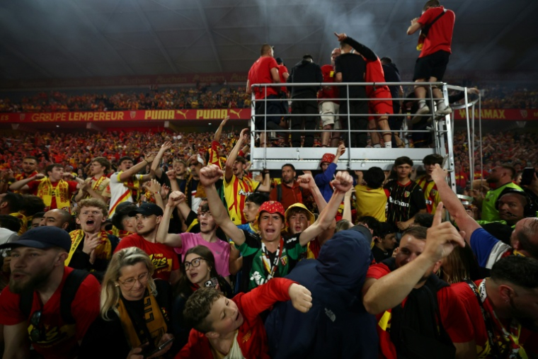 Des supporters du RC Lens célèbrent la victoire du club à Lens, le 22 mai 2026 ( AFP / FRANCK FIFE )