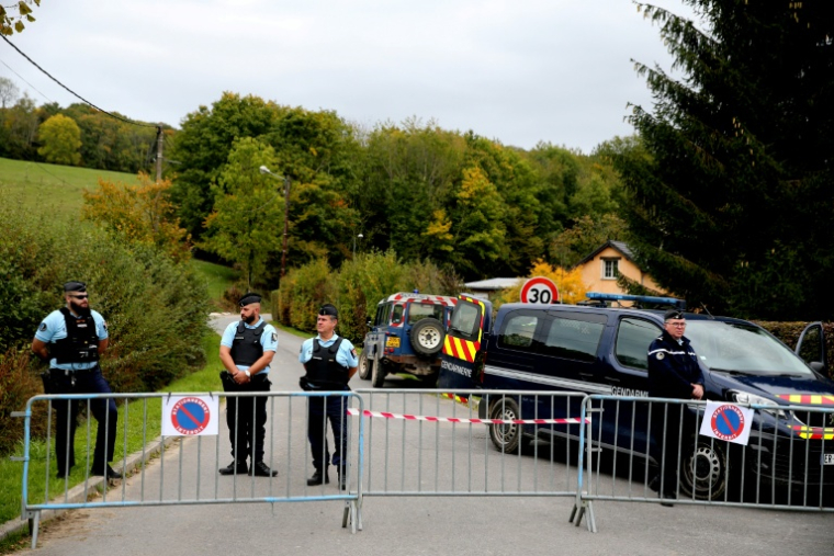 Des gendarmes bloquent l'accès à une route d'Issancourt-et-Rumel, dans les Ardennes, le 10 octobre 2022, lors de recherches pour tenter de retrouver le corps d'Estelle Mouzin ( AFP / FRANCOIS NASCIMBENI )