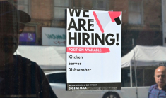 Une annonce d'emploi sur la vitrine d'un restaurant de Los Angeles, en Californie, le 17 août 2022 ( AFP / Frederic J. BROWN )