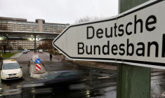 Un panneau est visible à l'extérieur du siège de la banque fédérale allemande Deutsche Bundesbank à Francfort