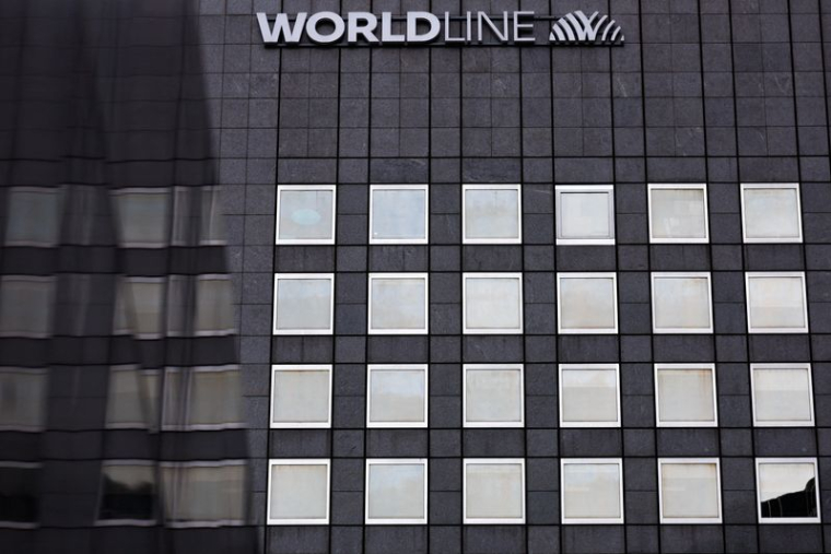 Logo de Worldline au siège social de l'entreprise, situé dans le quartier financier et d'affaires de La Défense