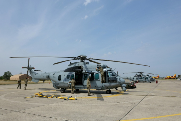 Une équipe de maintenance de l'Armée de l'Air et de l'Espace effectue une inspection sur un H225M Caracal à la base de Villacoublay, dans les Yvelines, après le défilé militaire annuel à Paris, le 14 juillet 2026 ( AFP / Thomas SAMSON )