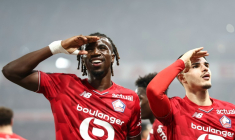 Les Lillois Ngal'Ayel Mukau (g) et  Matias Fernandez-Pardo après le troisième but inscrit contre Lens lors du derby, le 4 avril 2026 au stade Pierre Mauroy ( AFP / Sameer Al-DOUMY )