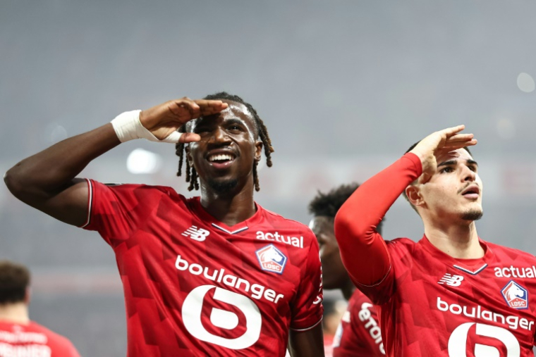 Les Lillois Ngal'Ayel Mukau (g) et  Matias Fernandez-Pardo après le troisième but inscrit contre Lens lors du derby, le 4 avril 2026 au stade Pierre Mauroy ( AFP / Sameer Al-DOUMY )