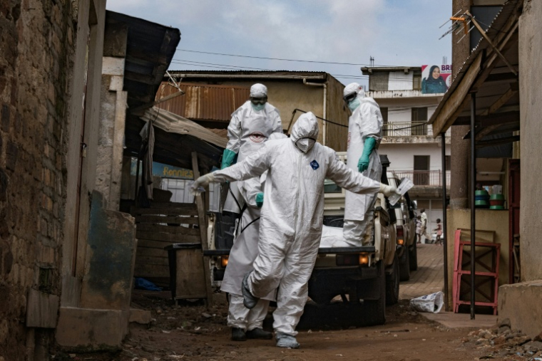 Le corps d'une probable victime d'Ebola est évacué à Kampala, en Ouganda, le 26 mai 2026 ( AFP / Badru KATUMBA )