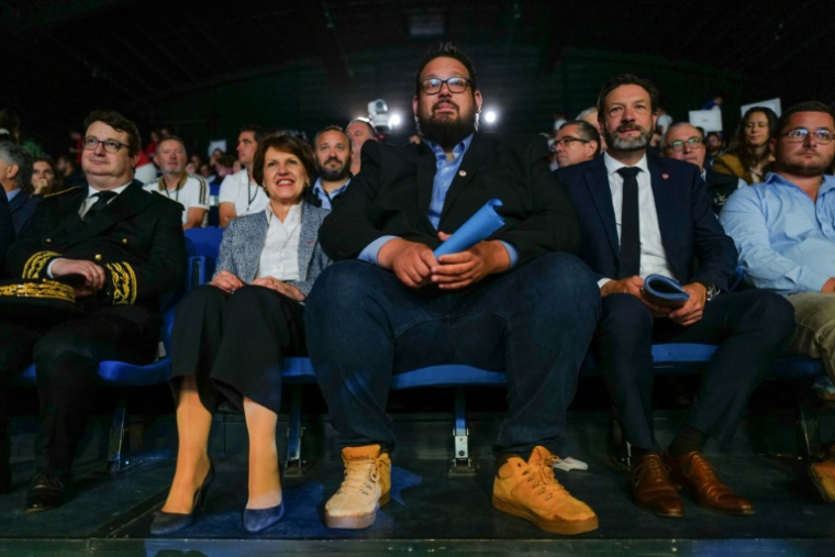 Le nouveau président des Jeunes Agriculteurs Jocelyn Dubost, au centre, à Bourg-en-Bresse le 4 juin 2026, dans l'Ain ( AFP / OLIVIER CHASSIGNOLE )