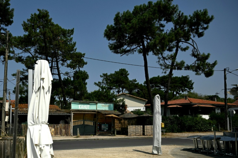Tout le long de la presqu'île, rues désertes et villas aux volets clos se succèdent à Lège-Cap-Ferret, le 29 juillet 2026 ( AFP / Philippe Lopez )