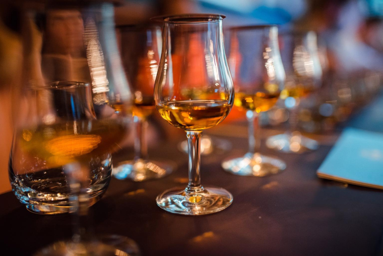 La France tire son épingle du jeu en produisant des grands alcools haut de gamme.
