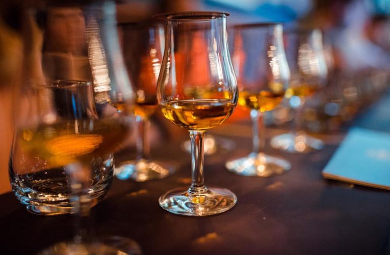 La France tire son épingle du jeu en produisant des grands alcools haut de gamme.