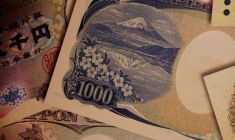 Des exemples de billets de banque en yens japonais sont exposés dans une usine de l'Imprimerie nationale produisant les billets de la Banque du Japon
