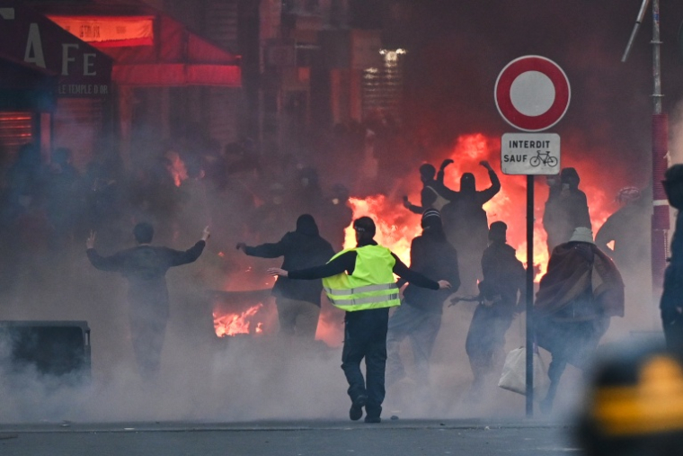 Près de la place de la République à Paris, où de nouveaux heurts ont éclaté, le 18 octobre 2026 ( AFP / Matthieu RONDEL )