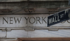 Une vue montre l'entrée de Wall Street à la Bourse de New York (NYSE) à New York