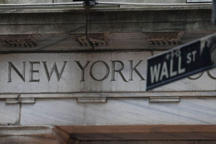 Une vue montre l'entrée de Wall Street à la Bourse de New York (NYSE) à New York