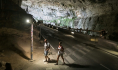 Des personnes marchent dans la grotte du Mas d'Azil, en Ariège, le 5 août 2026 ( AFP / Ed JONES )