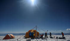 Un campement installé au sommet du glacier du Pamir lors de l'expédition "Pamir Ice Memory", le 24 septembre 2025, à Kon Tchoukourbachi, dans l'est du Tadjikistan ( AFP / Prakash MATHEMA )