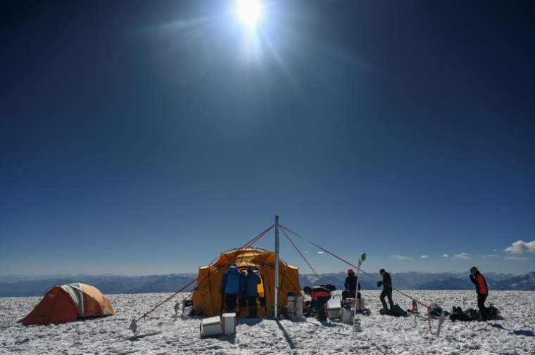 Un campement installé au sommet du glacier du Pamir lors de l'expédition "Pamir Ice Memory", le 24 septembre 2025, à Kon Tchoukourbachi, dans l'est du Tadjikistan ( AFP / Prakash MATHEMA )