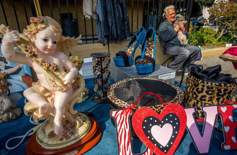 Les chineurs avertis se lèvent avant le jour. (© AFP)