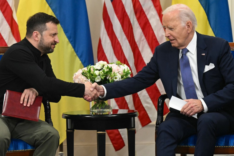Volodymyr Zelensky et Joe Biden, à Paris, le 7 juin 2024 ( AFP / SAUL LOEB )