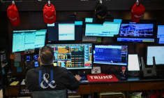 Un trader travaille à la Bourse de New York (NYSE) à l'ouverture des marchés, le 30 mai 2025, à New York. ( AFP / ANGELA WEISS )