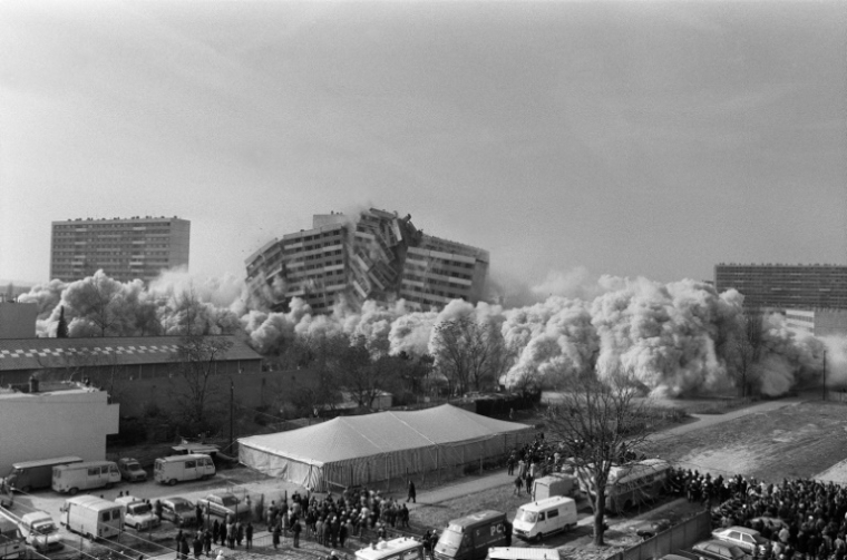 Démolition à l'explosif de l'immeuble "Debussy", une barre HLM de la cité des 4.000 à La Courneuve, le 18 février 1986 en Seine-Saint-Denis ( AFP / PHILIPPE BOUCHON )