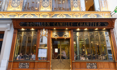 Le Bouillon Chartier a ouvert ses portes en 1896. Son immense salle aux boiseries sculptées et ses magnifiques lustres, de style art nouveau, sont classés monuments historiques. (crédit : Adobe Stock)