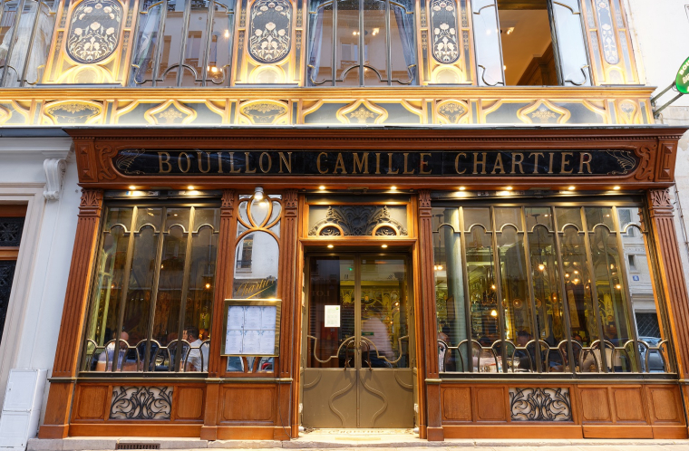 Le Bouillon Chartier a ouvert ses portes en 1896. Son immense salle aux boiseries sculptées et ses magnifiques lustres, de style art nouveau, sont classés monuments historiques. (crédit : Adobe Stock)