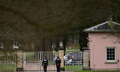 Des policiers devant l'entrée de Royal Lodge, ancienne résidence du prince déchu Andrew, où la police a déclaré poursuivre les perquisitions, le 20 février 202 à Windsor, à l'ouest de Londres ( AFP / Ben STANSALL )