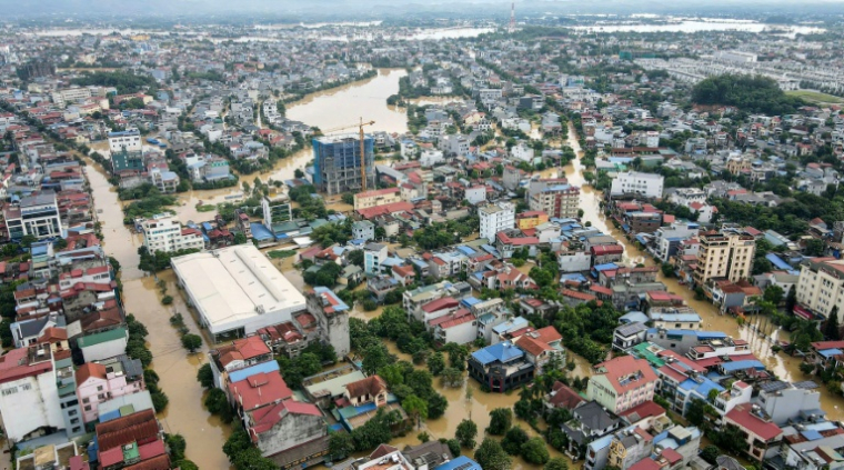 Vue aérienne des inondations à Thai Nguyen après de fortes pluies causées par le typhon Matmo, le 8 octobre 2025 au Vietnam ( AFP / STR )