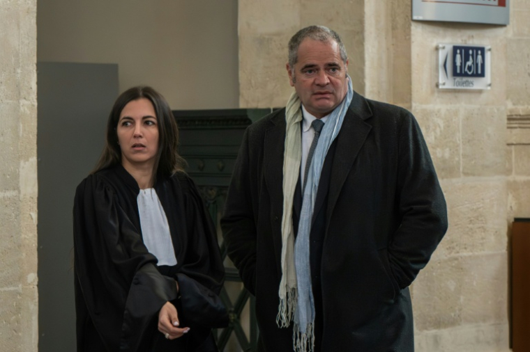 François Thierry, l'ancien chef de l'Office central pour la répression du trafic de stupéfiants (Ocrtis), et son avocate Angélique Peretti au palais de justice de Bordeaux le 2 mars 2026  ( AFP / Philippe LOPEZ )
