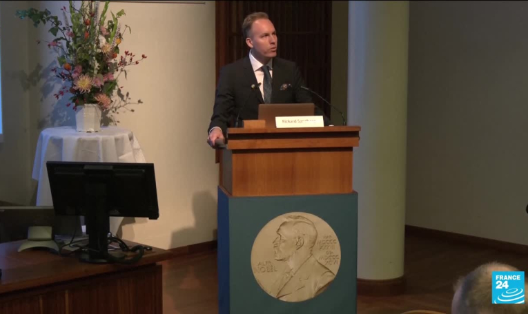 Le Nobel de médecine consacre les avancées sur le vaccin ARN messager contre le Covid