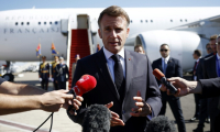 Le président français Emmanuel Macron s'adresse à la presse à son arrivée au sommet sur Gaza à Charm el-Cheikh, en Égypte, le 13 octobre 2025 ( POOL / Yoan VALAT )