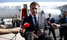 Le président français Emmanuel Macron s'adresse à la presse à son arrivée au sommet sur Gaza à Charm el-Cheikh, en Égypte, le 13 octobre 2025 ( POOL / Yoan VALAT )