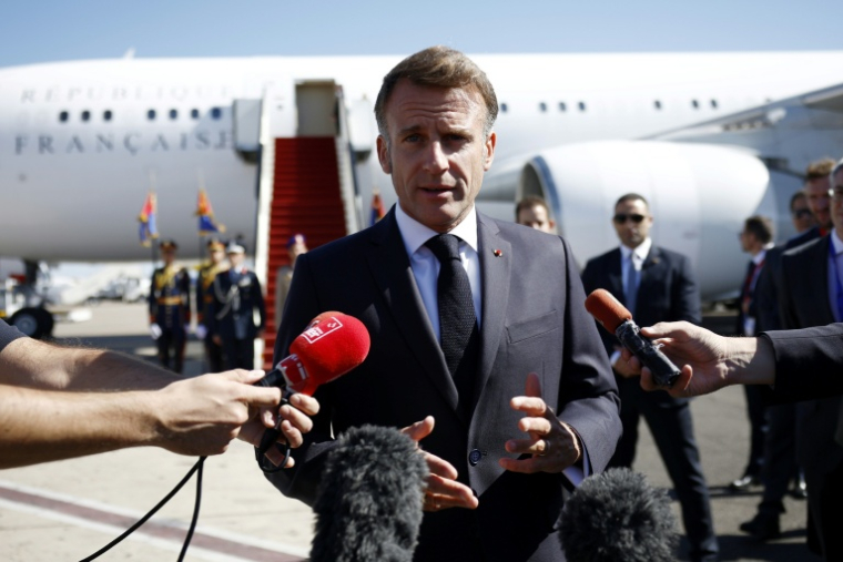 Le président français Emmanuel Macron s'adresse à la presse à son arrivée au sommet sur Gaza à Charm el-Cheikh, en Égypte, le 13 octobre 2025 ( POOL / Yoan VALAT )