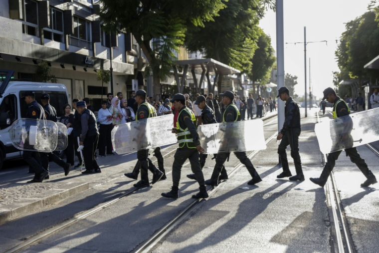 Les forces de sécurité marocaines arrivent pour sécuriser une manifestation menée par des jeunes réclamant des réformes dans les secteurs de la santé et de l'éducation, à Rabat, le 2 octobre 2025 ( AFP / Abdel Majid BZIOUAT )