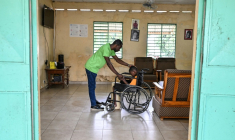 Célestin N'Goran, directeur du d'un établissement qui assure une prise en charge de déficiants  intellectuels, s'occupe d'un patient à Bouaké, en Côte d'Ivoire, le 17 septembre 2026 ( AFP / Issouf SANOGO )