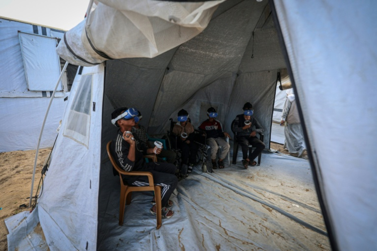 Des enfants participent à un atelier de réalité virtuelle à Al-Zawayda, à Gaza le 30 novembre 2025 ( AFP / Eyad Baba )